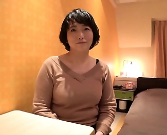 JAV Pregnant Japanese MILF in Hotel Room: Unbridled Lust and Enchanting Beauty