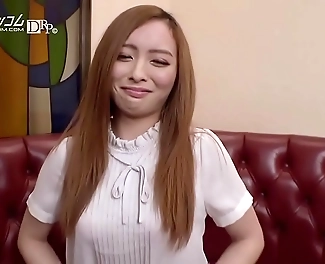 JAV Enchantress Kanna Sakino s Nasty surprise! Watch her pee in discretion